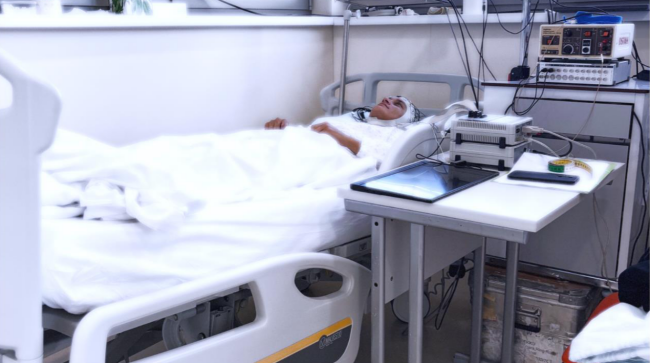 Uomo sul letto per raccolta analisi